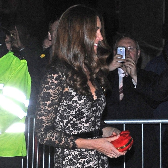 It's Kate Middleton who refashioned the beautiful black lace gown she wore to the "War Horse" UK premiere
