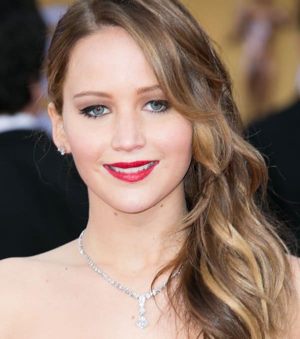Jennifer Lawrence shows off her Chopard jewelry with side-swept wavy hair