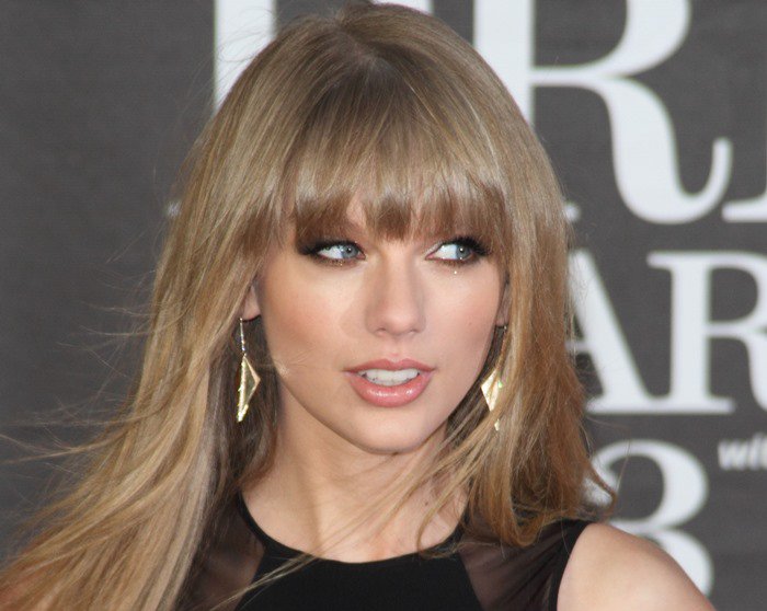 Taylor Swift glams up the red carpet at the 2013 BRIT Awards