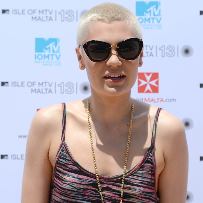 Jessie J's new buzz cut hairstyle and long gold pendant necklace