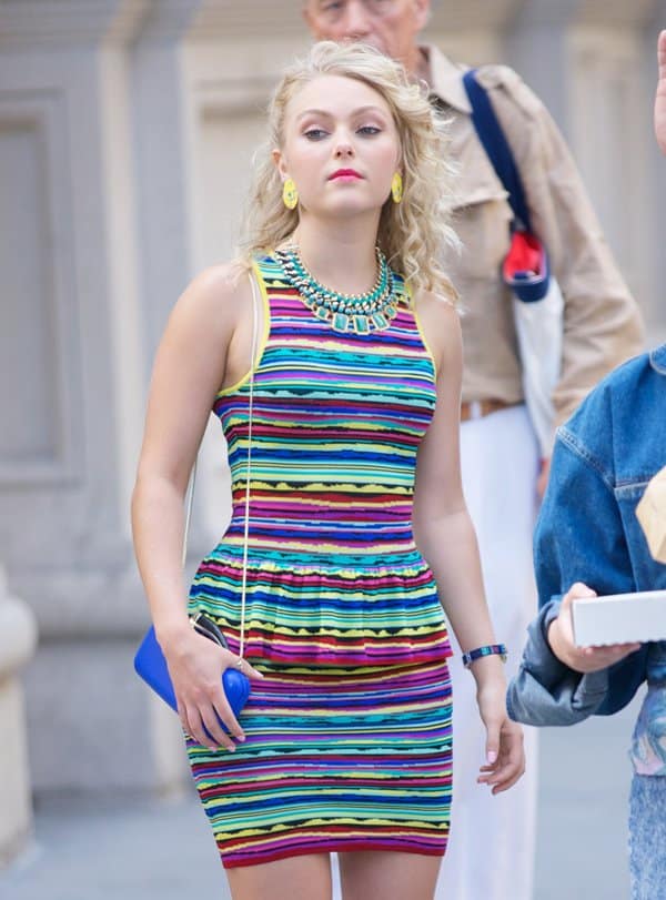 AnnaSophia Robb's big blonde ’80s hairstyle and yellow earrings