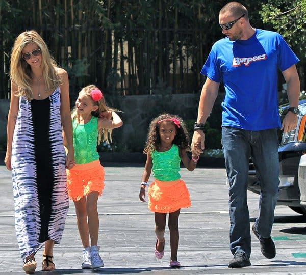 Heidi Klum, boyfriend Martin Kristen, and Klum's daughters on their way inside a coffee shop