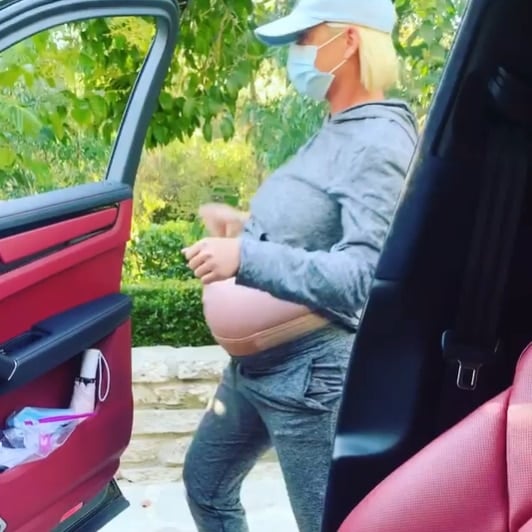 Pregnant Katy Perry dances alongside the Car while her boyfriend Orlando Bloom drives