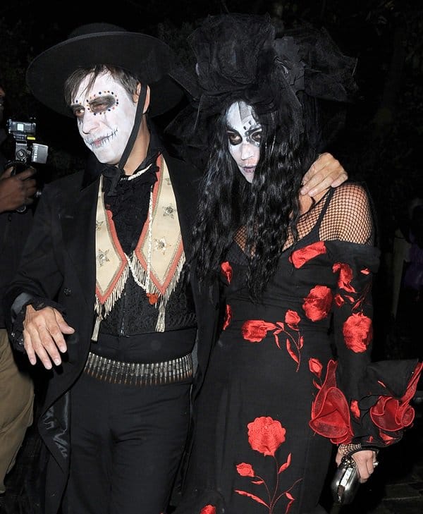 Supermodel Kate Moss and husband Jamie Hince paid tribute to Mexico's Día de Muertos national holiday