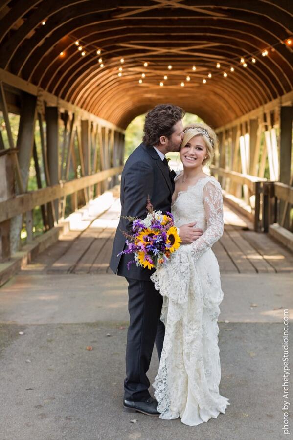 Kelly Clarkson married Brandon Blackstock, son of her former manager Narvel Blackstock and former stepson of Reba McEntire, on October 20, 2013, at Blackberry Farm in Walland, Tennessee