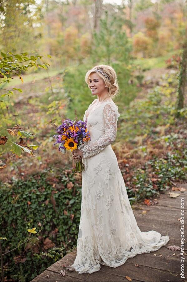 Kelly Clarkson's long-sleeved lace wedding dress