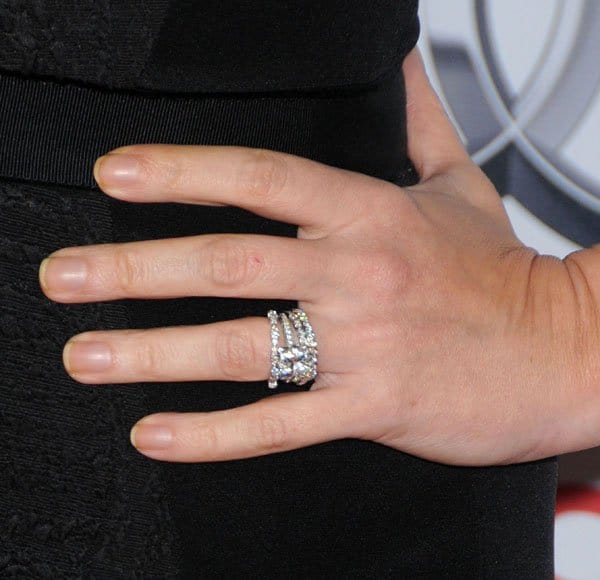 Sarah Michelle Gellar shows off her glittering ring