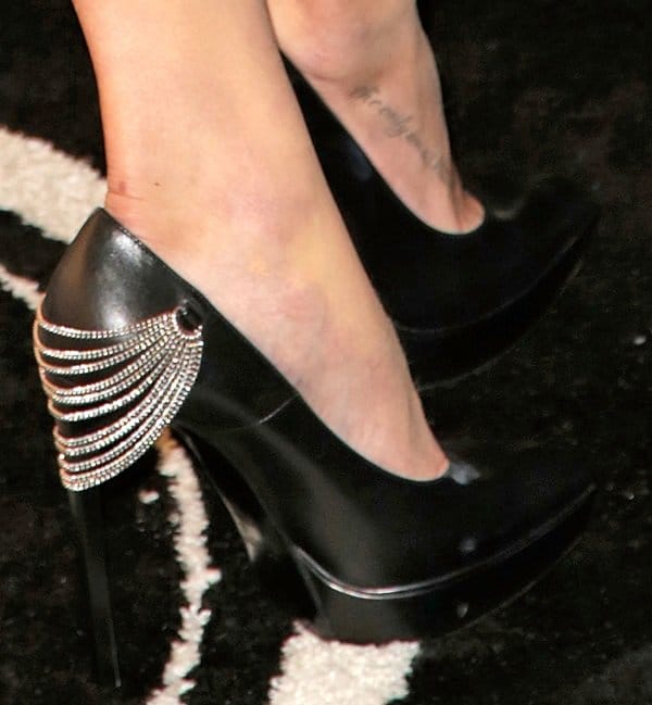 A pair of sky-high pumps embellished with a fan of silver chains at the back of each shoe, which served as an edgy complement to LeAnn Rimes' leather outfit