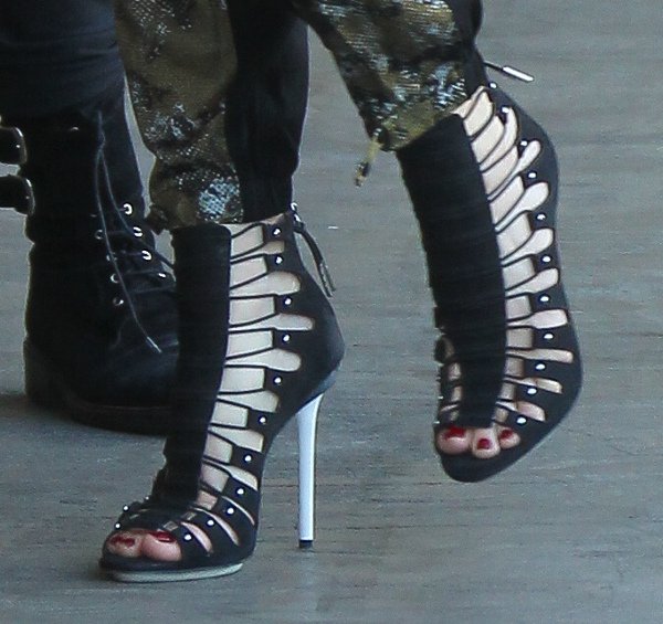 Gwen Stefani displays her toes in sexy high heels