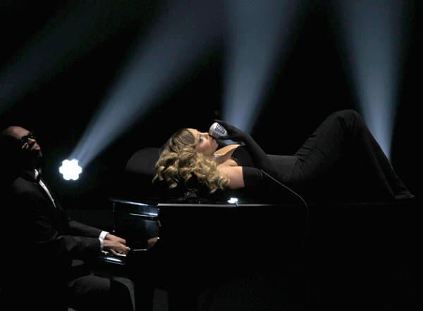 During her performance, while lying on top of a piano, Carey provocatively leaned over the instrument and gave the audience a glimpse of her side boob
