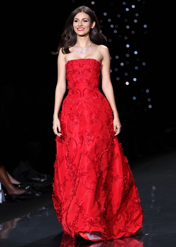Victoria Justice walks the runway wearing Oscar de la Renta at Heart Truth Red Dress Collection