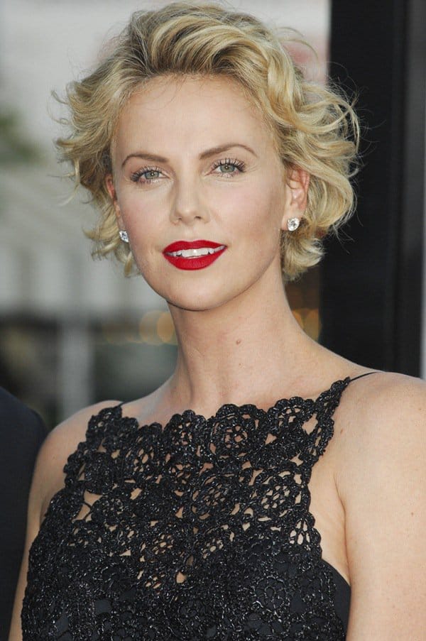 Charlize Theron made a stylish entrance at the premiere of her film "A Million Ways to Die in the West"