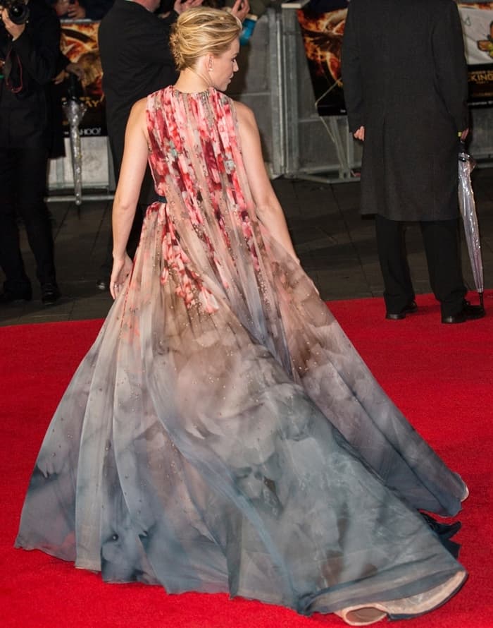Elizabeth Banks attended the premiere of "The Hunger Games: Mockingjay – Part 1" in a floral-print gown with a stormy-print skirt and embellishments that enchanted the red carpet