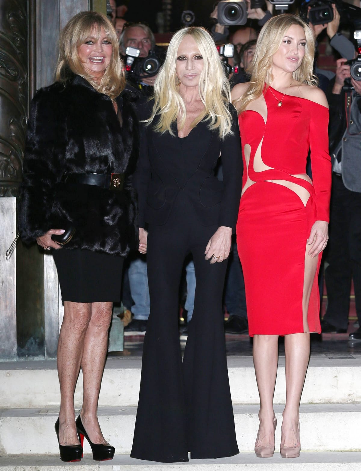 Kate Hudson was accompanied by Donatella Versace, who looked effortlessly chic in a slim-fit suit that perfectly accentuated her figure, and Goldie Hawn, who opted for a black long-sleeved cocktail dress from the Versace Resort 2015 collection