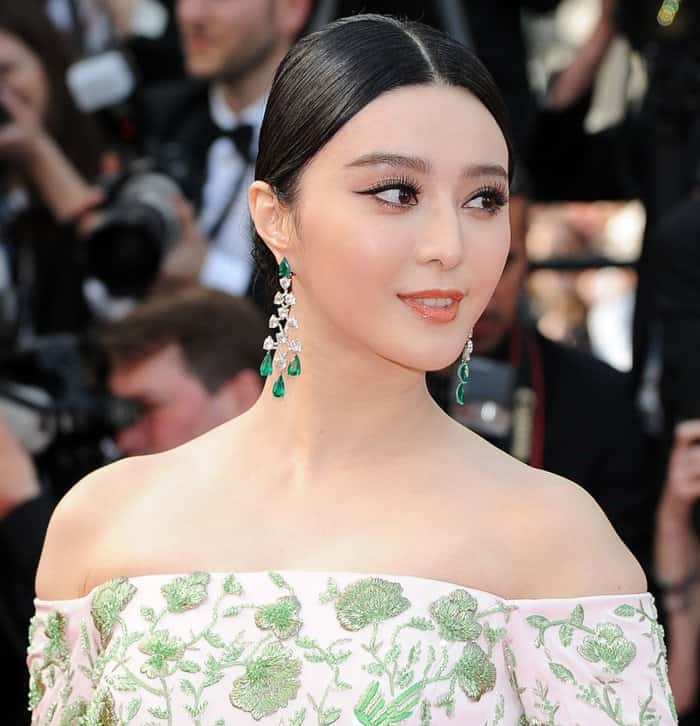 Fan Bingbing's dress combined Western couture design with Chinese-inspired elements to create a unique and striking look