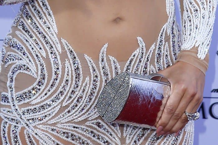 Jennifer Lopez's dress was only slightly distinctive in that it exposed her entire midsection, covered only by strategically placed beads