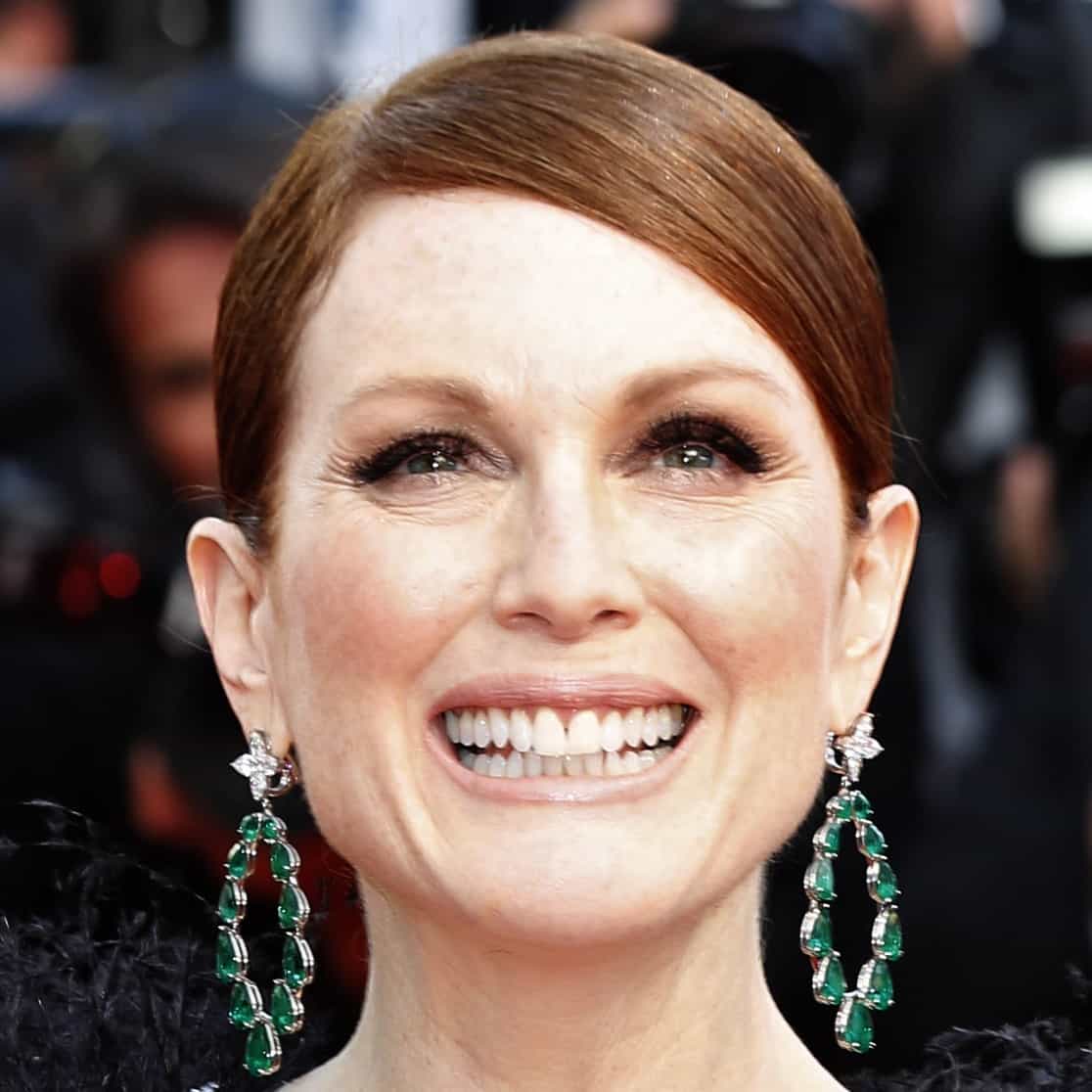 Julianne Moore's statement emerald Chopard drop earrings perfectly complemented her outfit
