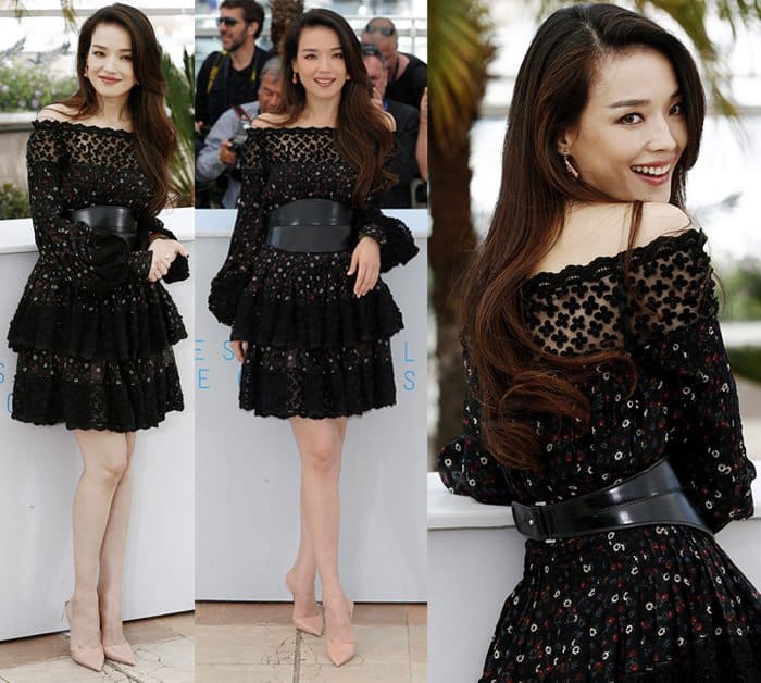 Shu Qi looked cheerful in an Alexander McQueen Pre-Fall 2015 off-shoulder dress with an embroidered meadow print and velvet appliqués, the brand’s signature leather waist belt, and nude pumps