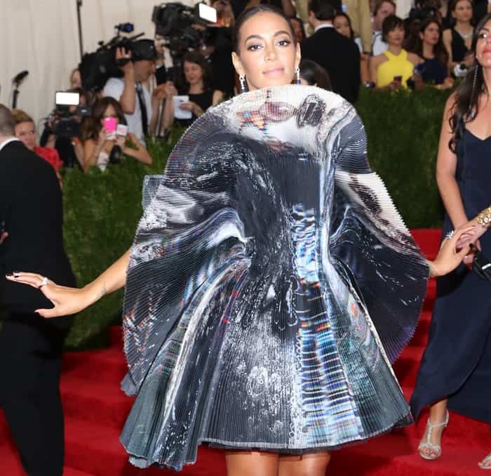 Solange Knowles' dress was a unique and unconventional choice, featuring structured wing-like fabric on the sides and an almost saucer-like shape around her waist