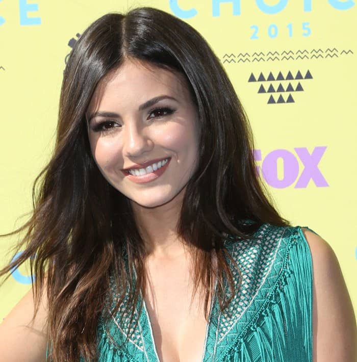Victoria Justice looked dazzling in a teal Hervé Leger dress at the Teen Choice Awards 2015