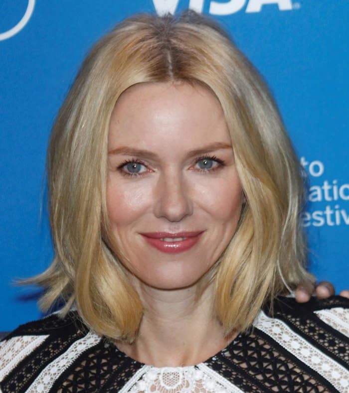 Actress Naomi Watts' wavy tresses added the finishing touch to this charming daytime look at the "Demolition" press conference