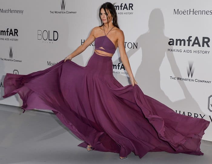 Kendall Jenner revealed her midriff in a dress from the Calvin Klein Collection