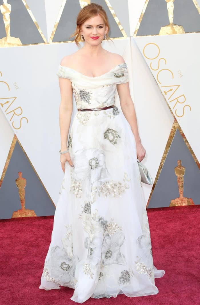 Isla Fisher wore a stunning white embellished Marchesa gown, which served as the inspiration for her fresh-faced makeup at the 2016 Oscars