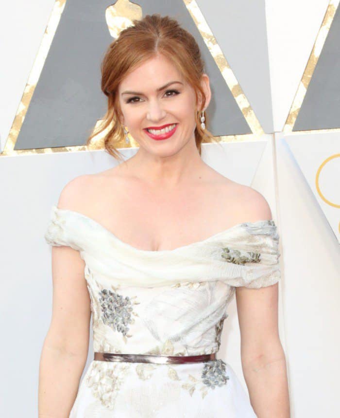 Isla Fisher with soft pink lips and shimmery eye makeup at the 88th Annual Academy Awards