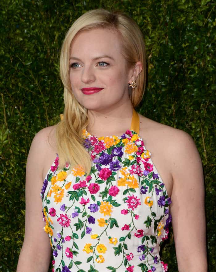 Elisabeth Moss made a stunning appearance in a beautiful white Oscar de la Renta gown with intricate floral details at the 2015 Tony Awards