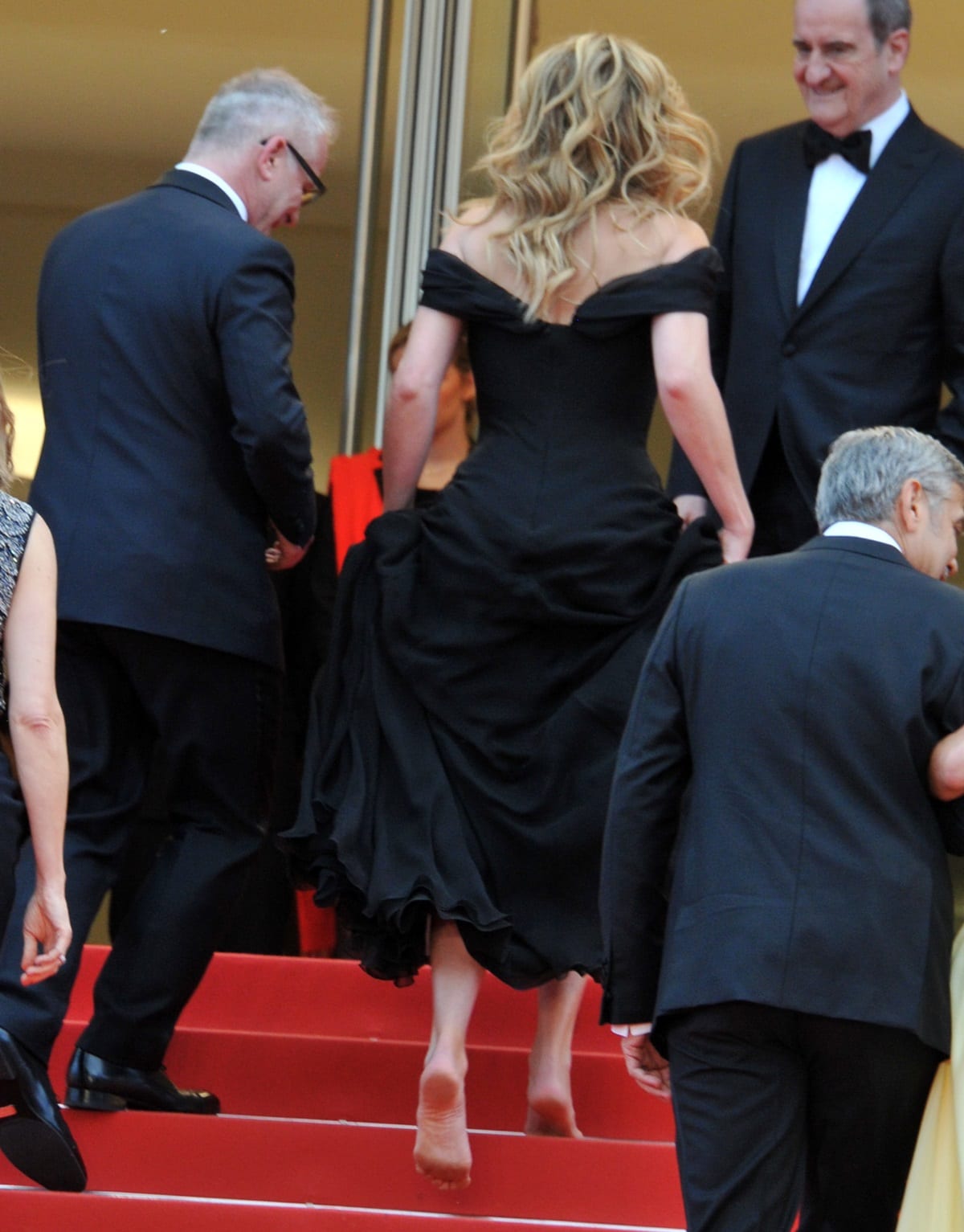 Stepping onto the Money Monster red carpet, Julia Roberts defied convention by going barefoot