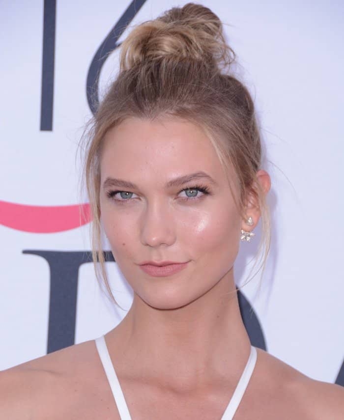 The statuesque beauty Karlie Kloss styled her locks in an artfully messy bun