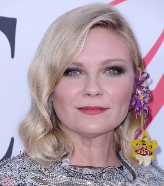 Kirsten Dunst opted for orchid plants worn exclusively on her left ear, expertly integrated onto Rodarte earrings by the floral designer Joseph Free