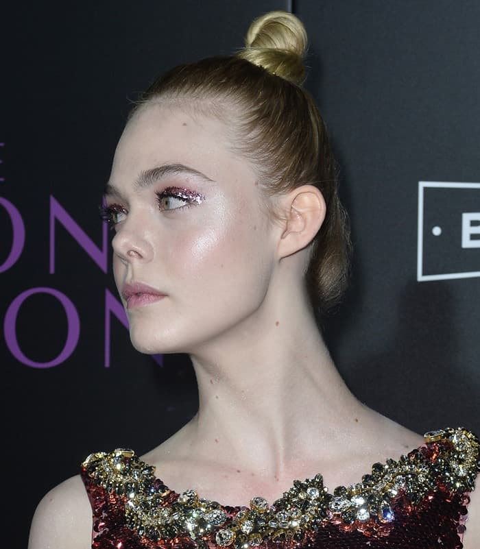 Elle Fanning complemented her appearance with a glistening eyeshadow