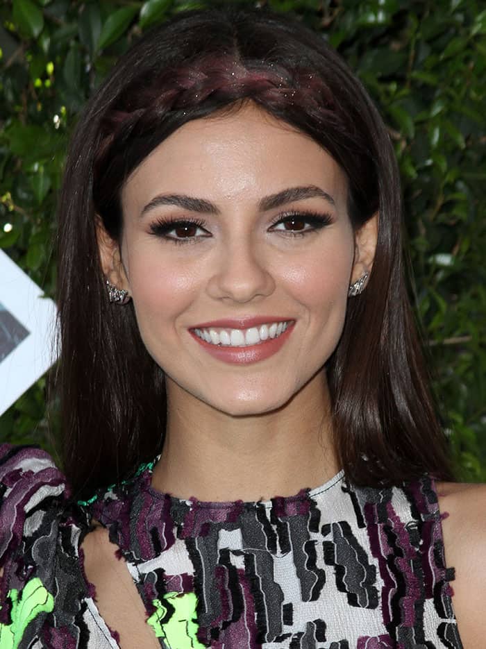 Victoria Justice adorned her red-tinted crown braid with a touch of glitter, which harmonized perfectly with her soft shades of auburn eyeshadow and lips at the Teen Choice Awards 2016