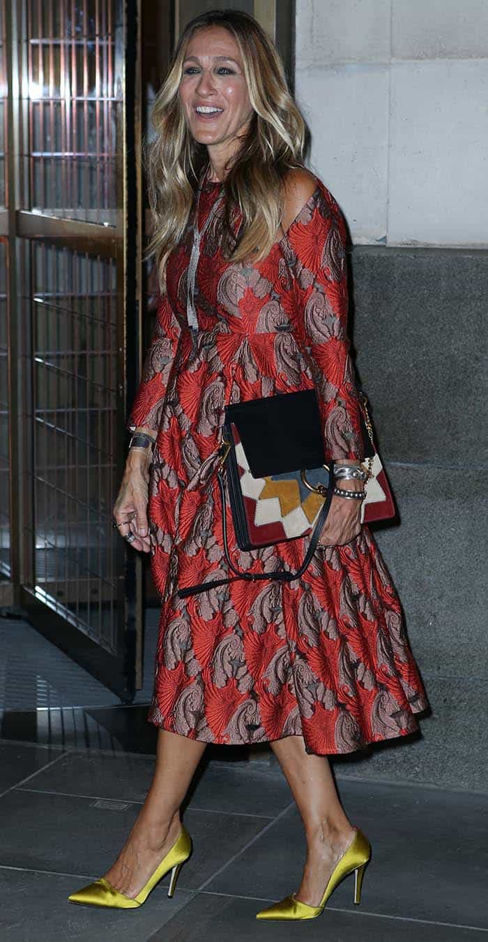Sarah Jessica Parker 's beautiful dress features cut-out shoulders and a flared skirt