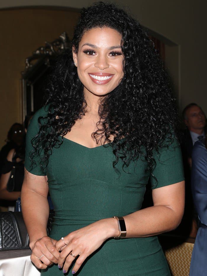 Jordin Sparks highlighted her curves in a bodycon dress with an elegant emerald green color
