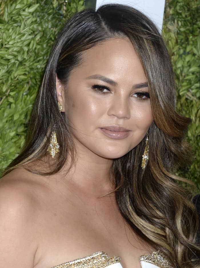 Chrissy wore her hair in side swept waves and kept her makeup to a bare minimum to balance out the modern lines of the dress